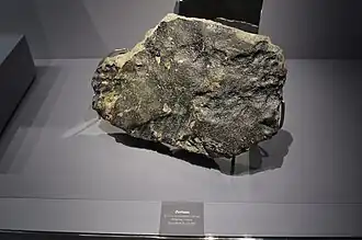 Météorite de Juvinas à la Galerie de Minéralogie et de Géologie au Muséum national d'histoire naturelle.
