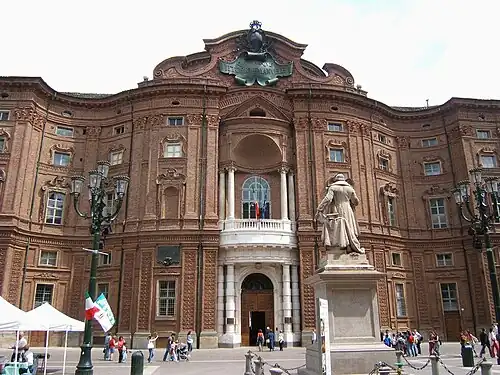 La façade du palais.