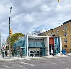 Entrée principale de la station Forest Hill en avril 2023.
