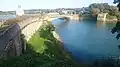 Le pont noir et la première passerelle au premier plan. (Oct. 2015)