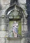 Niche ouvragée contenant la statue de la Vierge à l'Enfant qui protège la Porte.