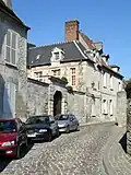 La maison dite hôtel de la Marine, qui présente lui aussi une façade Renaissance utilisant la brique rouge.