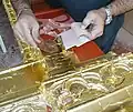 Dorure à la feuille d'or sur bois : pose des feuilles d'or
