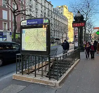 Une des sorties rue d'Alésia (sortie 2).