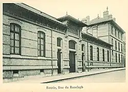 Photographie de la façade principale du lycée Molière, à la fin du XIXe siècle.