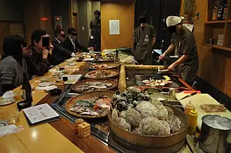 Table-irori de maître robatayaki&nbsp;(en) japonais