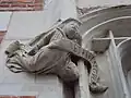 Cul-de-lampe de la façade. Sur le phylactère apparaît la devise (latine) de François Ier : nutrisco et extinguo, qui signifie « je me nourris [du bon feu] et j'éteins [le mauvais] ».