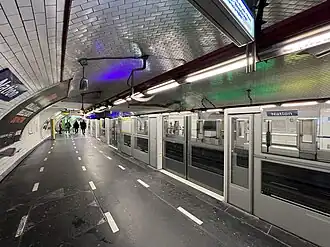 La station avec les portes palières.