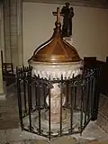 Les fonts baptismaux.