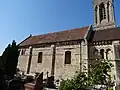À gauche, triplet d'origine, grandes fenêtres de la nef percées très ultérieurement, vestiges des arcatures romanes d'origine.