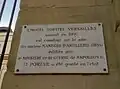 la plaque d'information sur le grand portail