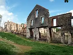 Façades, au bas du village.