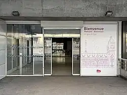 Accès no&nbsp;9 « Place Henri-Frenay ».