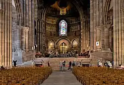 Photo de l'intérieur de la cathédrale, vu depuis la nef et montrant le chœur.