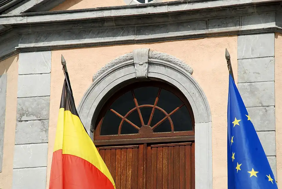 L'arc mouluré, la clé sculptée d'une feuille d'acanthe et les guirlandes de feuilles de laurier surmontant la porte.
