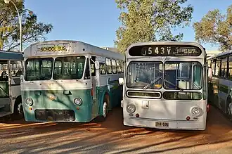 À gauche, un Leyland Leopard&nbsp;(en) (était en service à Perth) et un AEC Swift&nbsp;(en) (était en service à Adélaïde).
