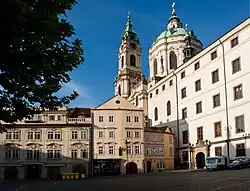Place inférieure, zone centrale : Collège des Jésuites (aujourd'hui partie de l'Université), la tour et le dôme de l'église Saint-Nicolas