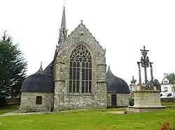 Eglise et calvaire.