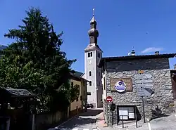 Flèche à double bulbe de l'église Saint-François-de-Sales de Bozel, surmonté d'un globe, d'une croix et d'un coq