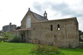 La chapelle et la cité radieuse en arrière-plan.