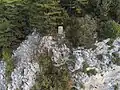 Les fourches patibulaires de Peille (vue aérienne) ; les aménagements de la via ferrata sont visibles sur la paroi de la falaise