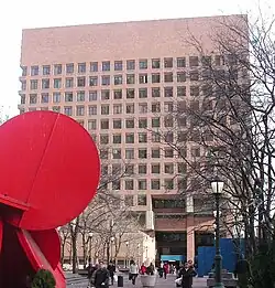 La sculpture 5 in 1&nbsp;(en) (plop art&nbsp;(en)) de Tony Rosenthal&nbsp;(en) devant le 1 Police Plaza