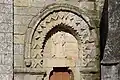 Le tympan de la porte de la tour représentant Saint-Loup.