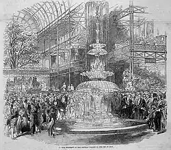 Logos de Schweppes (ancien et actuel) représentant la fontaine mise en place lors de l'exposition universelle de 1851 (à gauche, dessin de la véritable fontaine de 8&nbsp;mètres).