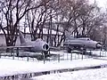 Caças MiG-17 e MiG-21.