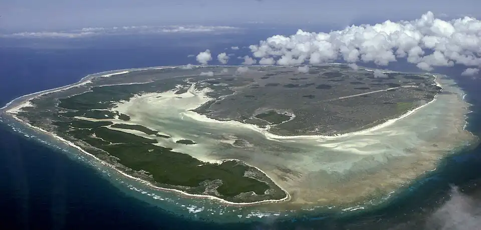 Photographie prise d'un avion à l'approche d'Europa montrant l'ensemble de l'île.