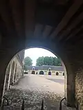 Porte latérale droite.