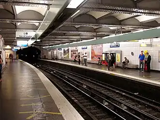 Les quais de la ligne 3 en 2007 avant le retrait des banquettes grises maçonnées.