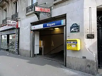 L'accès no&nbsp;1, « Rue Riquet », en pied d'immeuble.