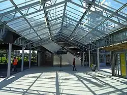 Halle couverte assurant la correspondance entre le T11 et le RER B.