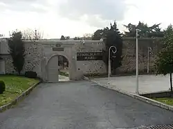 Porte d'accès surmontée de la Tuğra d'Abdülmecid Ier.