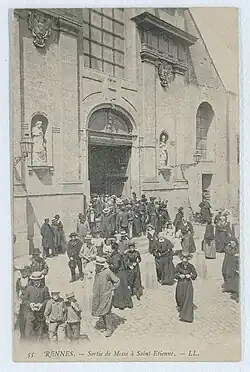 carte postale avec vue en noir et blanc de la sortie de Messe à Saint-Etienne. - 1903