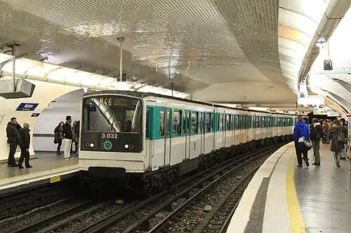 Un MF 67 dans la station de la ligne 9.