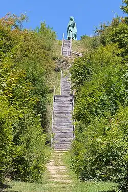 L'escalier menant à la statue.