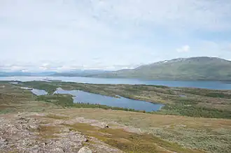 Le lac Dijdderjávrre au premier plan et Virihaure en arrière-plan