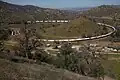 Un train du BNSF passe la boucle de Tehachapi en 2011.