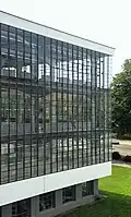 Un bâtiment à la façade de verre.