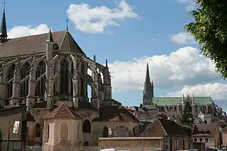 Chevet, depuis la rue de l'Âne-Rez. En arrière-plan, la cathédrale Notre-Dame.