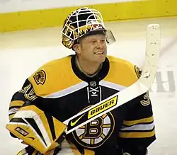 Photographie de Tim Thomas dans la tenue des Bruins de Boston