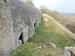 Cour des 4 abris de l'ouvrage n°1.