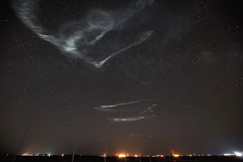 Nuages artificiels créés par une fusée-sonde de la NASA pour l'étude des vents dans les aurores boréales. Une faible quantité de triméthylaluminium (moins que pour un feu d'artifice) a ici été dispersée. En 2019, c'est un mélange baryum/strontium devenant ionisant lorsqu'il est exposé au soleil qui sera utilisé[55].