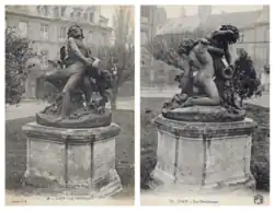 Deux cartes postales anciennes figurant des statues en bronze de deux enfants, et des bâtiments à l'arrière-plan