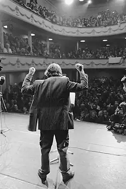 Youp van 't Henk militant contre la fermeture du théâtre en 1988. Rob C. Croes/Anefo