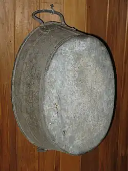 Bassine galvanisée, ovale, avec poignées ; Nouvelle-Zélande, vers 1860. Musée du mémorial de guerre d'Auckland.
