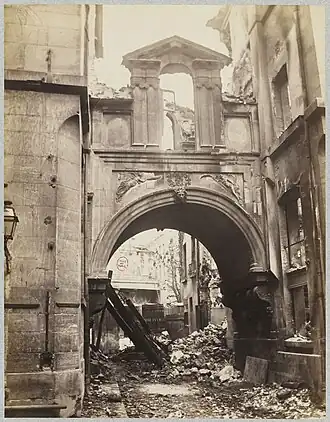 L'arc de Nazareth après les incendies de la Commune.