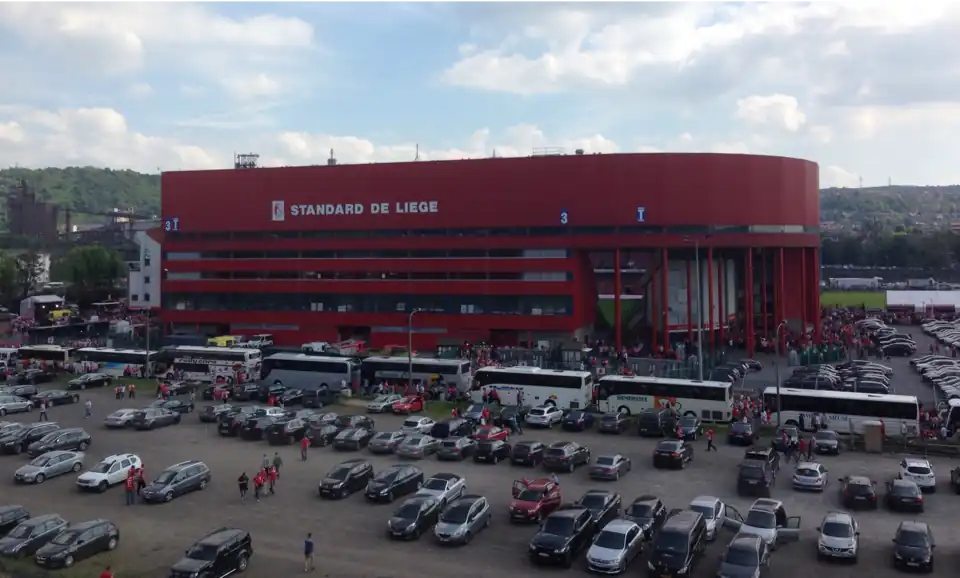 Vue panoramique du stade avant un match et depuis le terrils